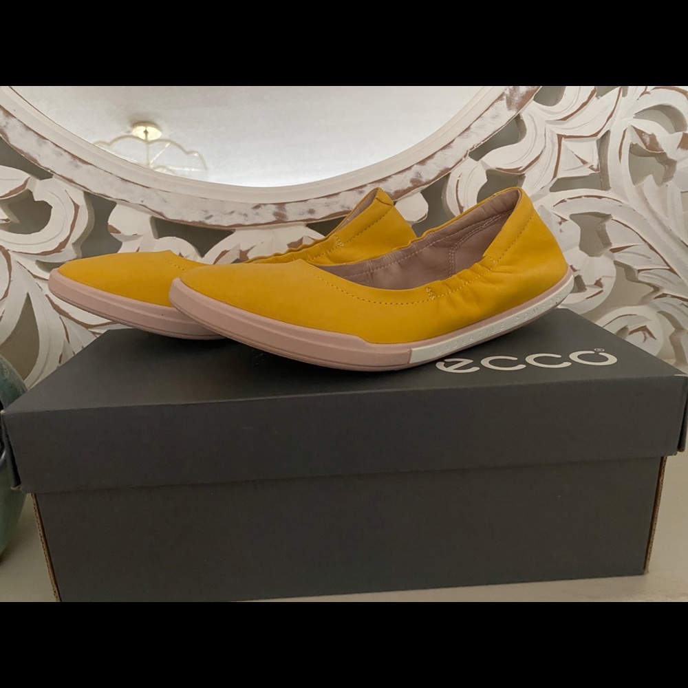 ECCO leather ballerina ballet flat. New in box. Size 5-5.5 Merigold color